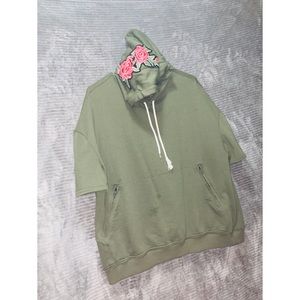 Green short sleeve hoodie w floral accent